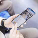 スマホアプリを使用している女性