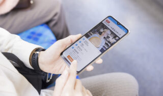 スマホアプリを使用している女性